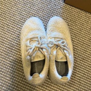 Allbirds white wool runner fluffs, size 8